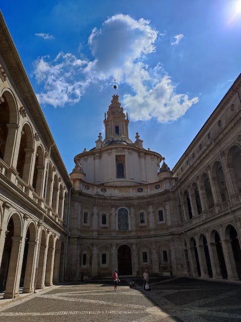Sant’Ivo alla Sapienza (cour et dôme de Borromini vus depuis l'entrée de la cour)