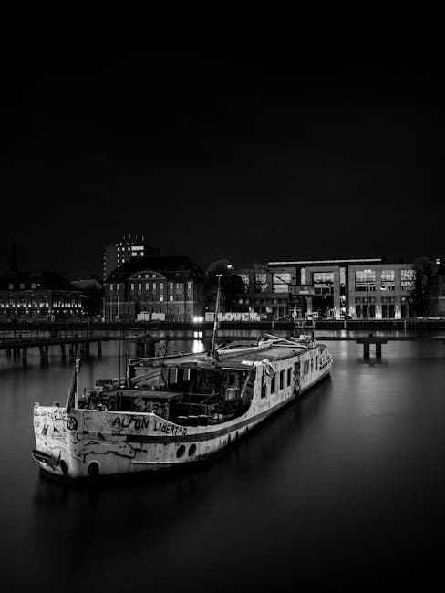 Monbijoupark Spree Riverbank